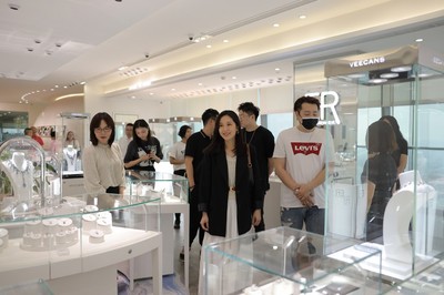 知名女星唐詩詠到訪永富集團，珠寶首飾零售引關(guān)注